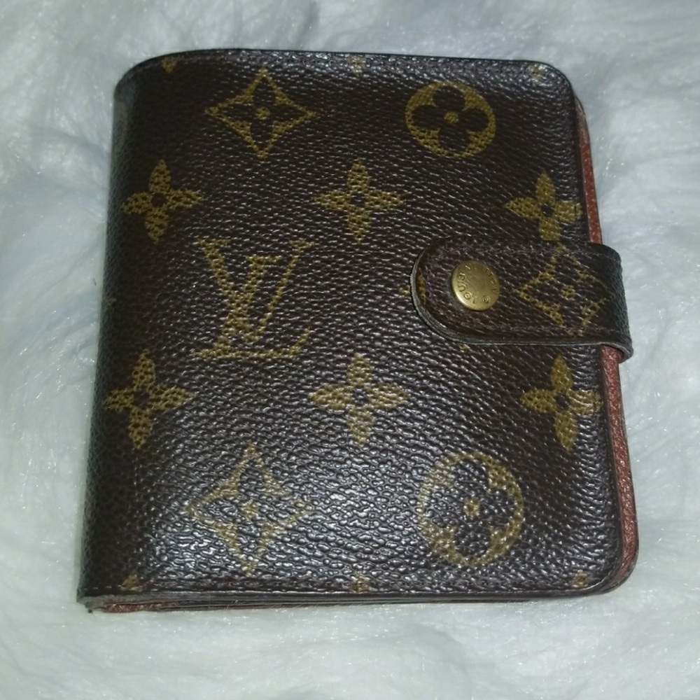 Louis Vuitton Monogram Canvas Bi-Fold Wallet